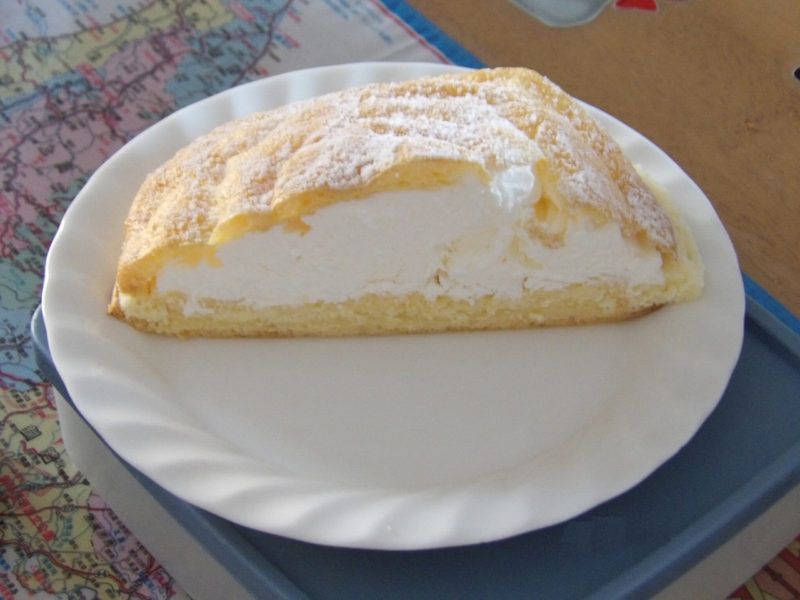 びっくりシュー「直径15cm位、バタークリーム&生クリーム&カスタードクリーム？」