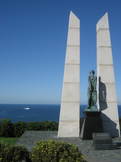 稚内公園、氷雪の門から宗谷海峡を望む