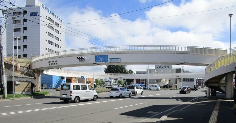 道道に架かる円形歩道橋
