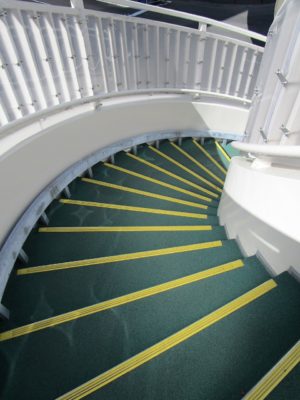 階段は吸水性の滑り止め仕様になっていました