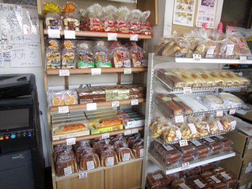 事務所内の陳列棚