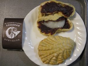 おみやげは牡蠣最中。因みに牡蠣は'もち'でした