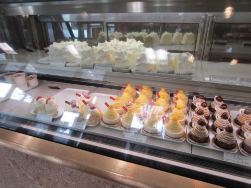 空きスペースにチョコといちご味のシフォンケーキが…