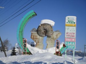 化石に会える町のモニュメント&スノーモンスター（今回は豪雪後でした）