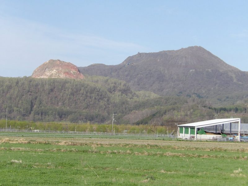駅から昭和新山・有珠山群を臨む