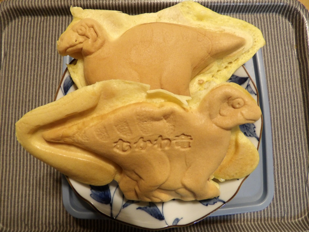 町内で人気の🦕恐竜のおやき店、餡はつぶあん・クリーム・チキンマヨ/季節限定？の「ししゃも型」もあるようです4