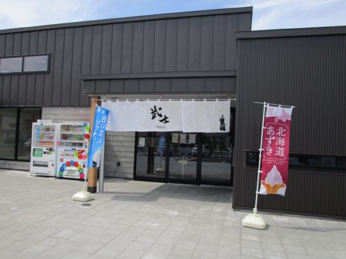 駅外観と充実のフードコートですが、ランチメニューとしてはちょっと高価ですね3