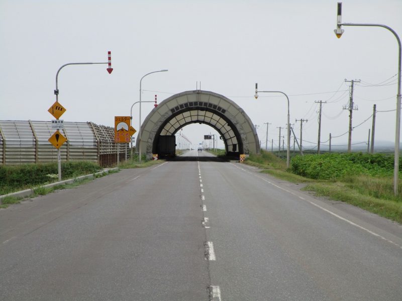 国道・道道の防風雪対策「防雪柵」&「シェルター」 ①