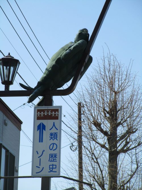穂別地区街中（R７４道道・穂別鵡川線）の街路灯には古代生物のオブジェが・・・4 -2022.4.21-
