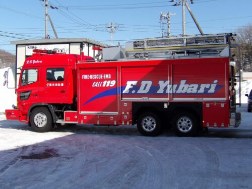 夕張市消防本部のレスキュー車両と緊急車両が装着するスパイクタイヤ1