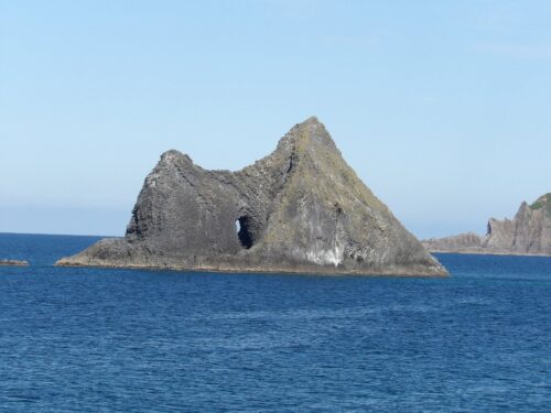 海岸線の奇岩（放射状節理）群と節理状の断崖絶壁2