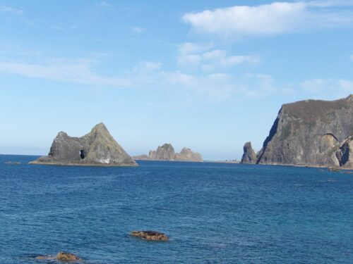 海岸線の奇岩（放射状節理）群と節理状の断崖絶壁1