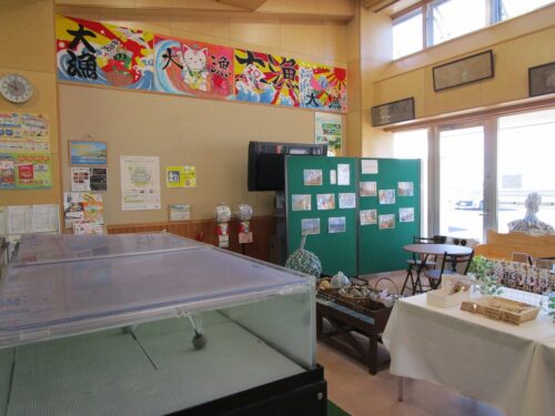 駅売店の生簀にはホタテが・・・3