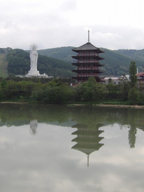 川面(空知川)の逆さ観音と五重塔