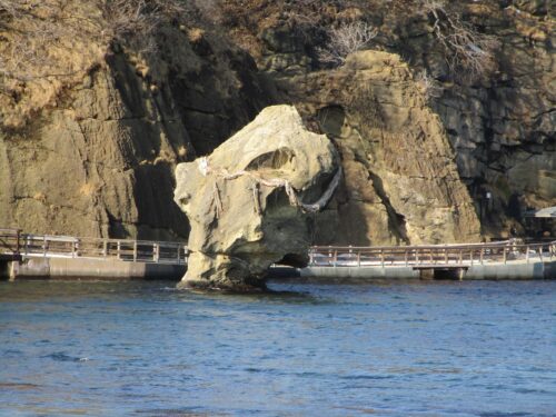 かもめ島お散歩MAP・瓶子岩（奇岩）2