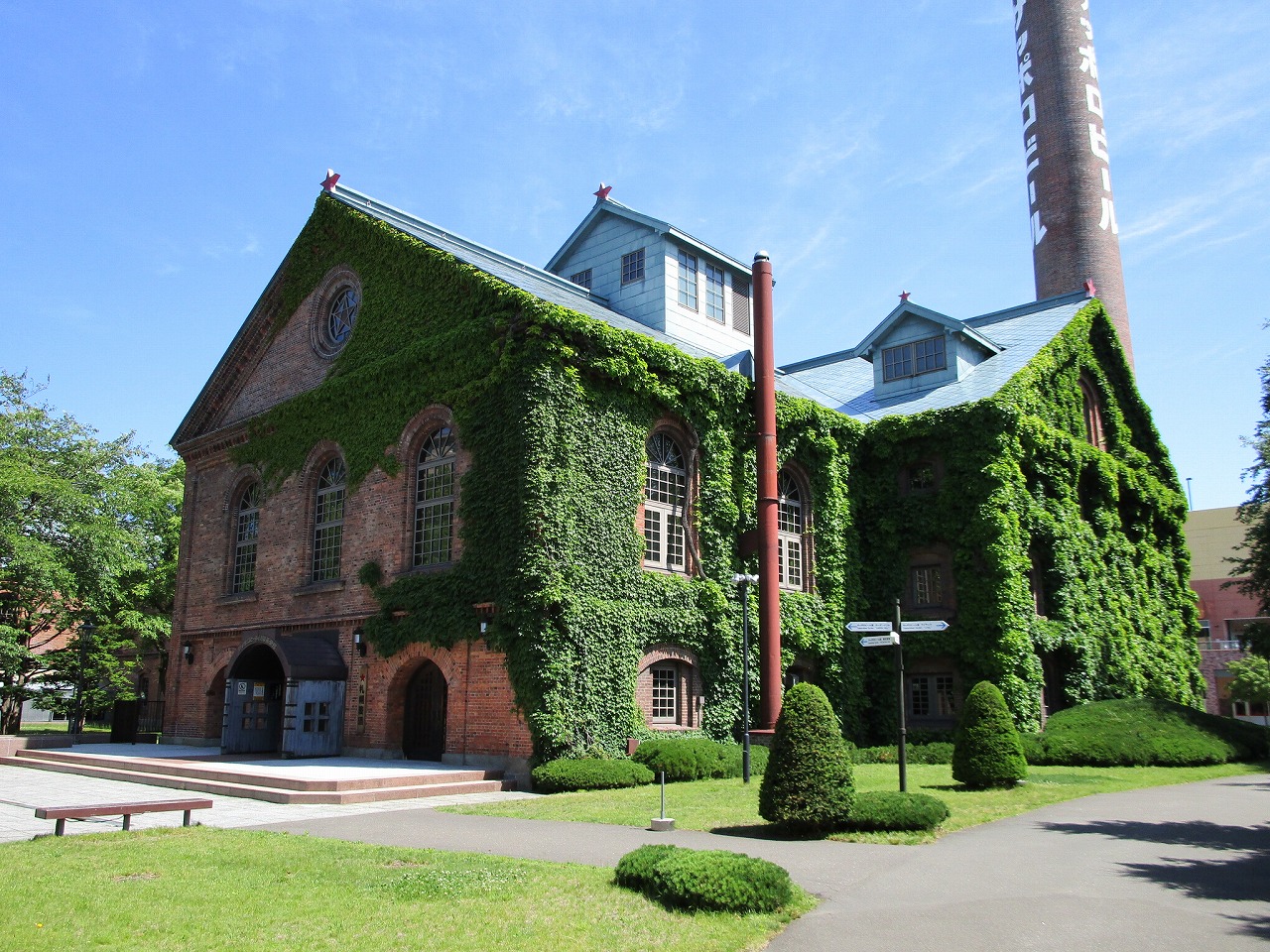 レンガのキャンパスにグリーンが載ってきました2