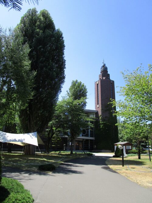 レンガのキャンパスにみどり色が鮮やかです3