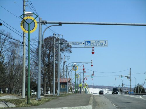 国道沿線の「ひまわりオブジェの街路灯」2