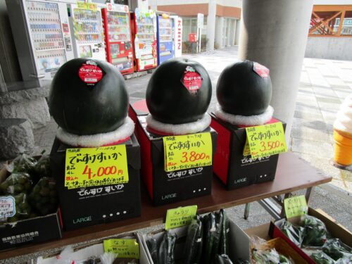 店頭のでんすけすいか